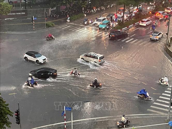 Hà Nội: Nước rút nhanh sau mưa tại trung tâm thành phố